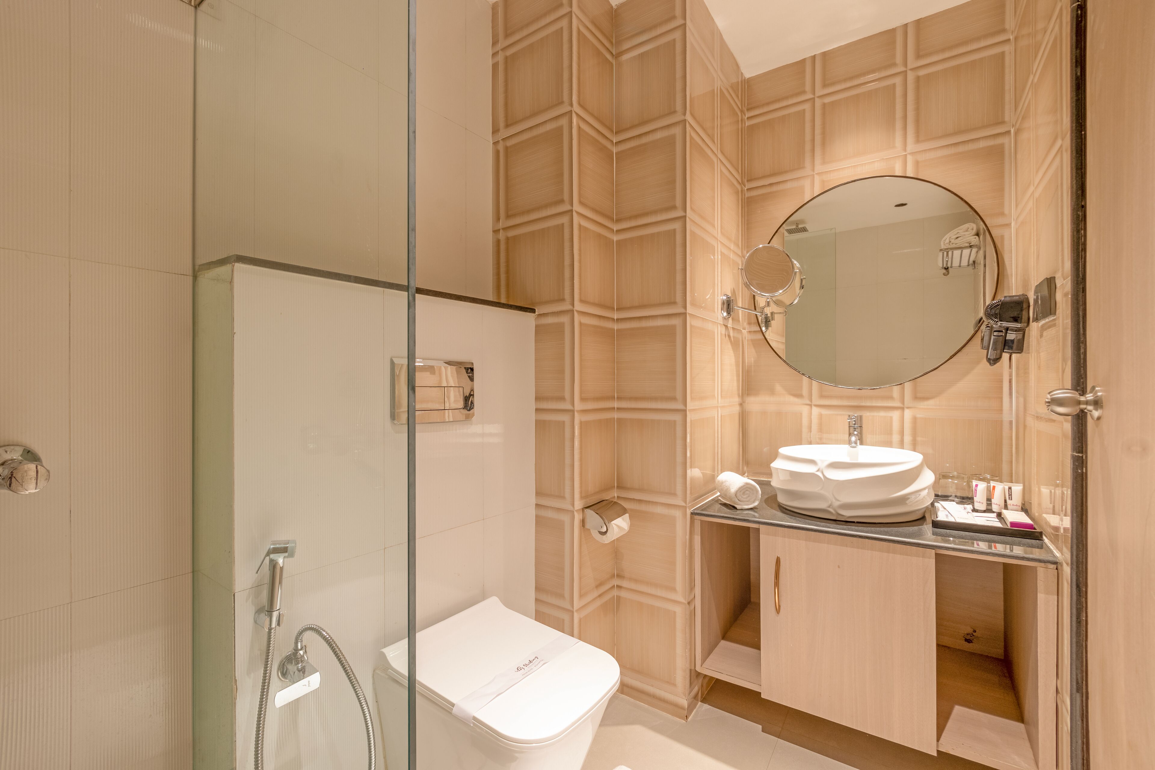 Une salle de bain moderne avec une douche à parois de verre, un lavabo blanc et un meuble-lavabo avec un miroir.
