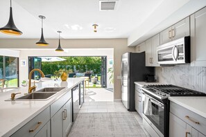 Réfrigérateur, four à micro-ondes, un four, surface de cuisson