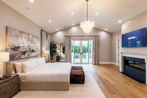 Luxury House, Multiple Beds, Pool Access, Pool View (Otis Ave)