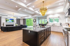 Casa de lujo, varias camas, acceso a la alberca, vista a la alberca (Otis Ave) | Cocina privada