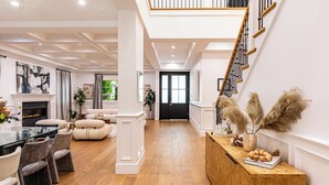 Nhà Cao cấp, nhiều giường, có thể sử dụng hồ bơi, quang cảnh hồ bơi (Otis Ave) | Nội thất