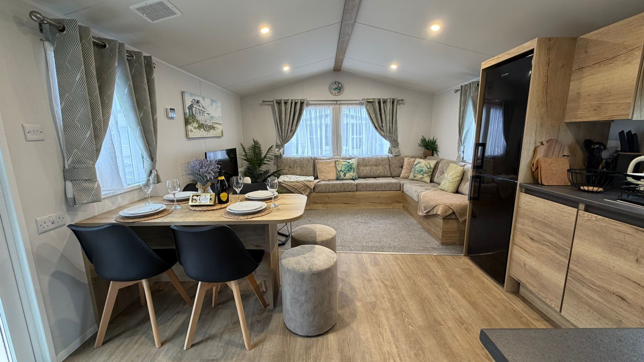 Ein gemütlicher Wohnbereich mit Essbereich, Sofa und Küchenzeile.