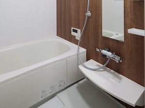 Villa | Bathroom | Combined shower/tub, free toiletries, hair dryer, towels - Kanade Kyotoeki-Hachijomuromachian (Kyoto)