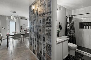 Een douche, een haardroger, handdoeken, zeep