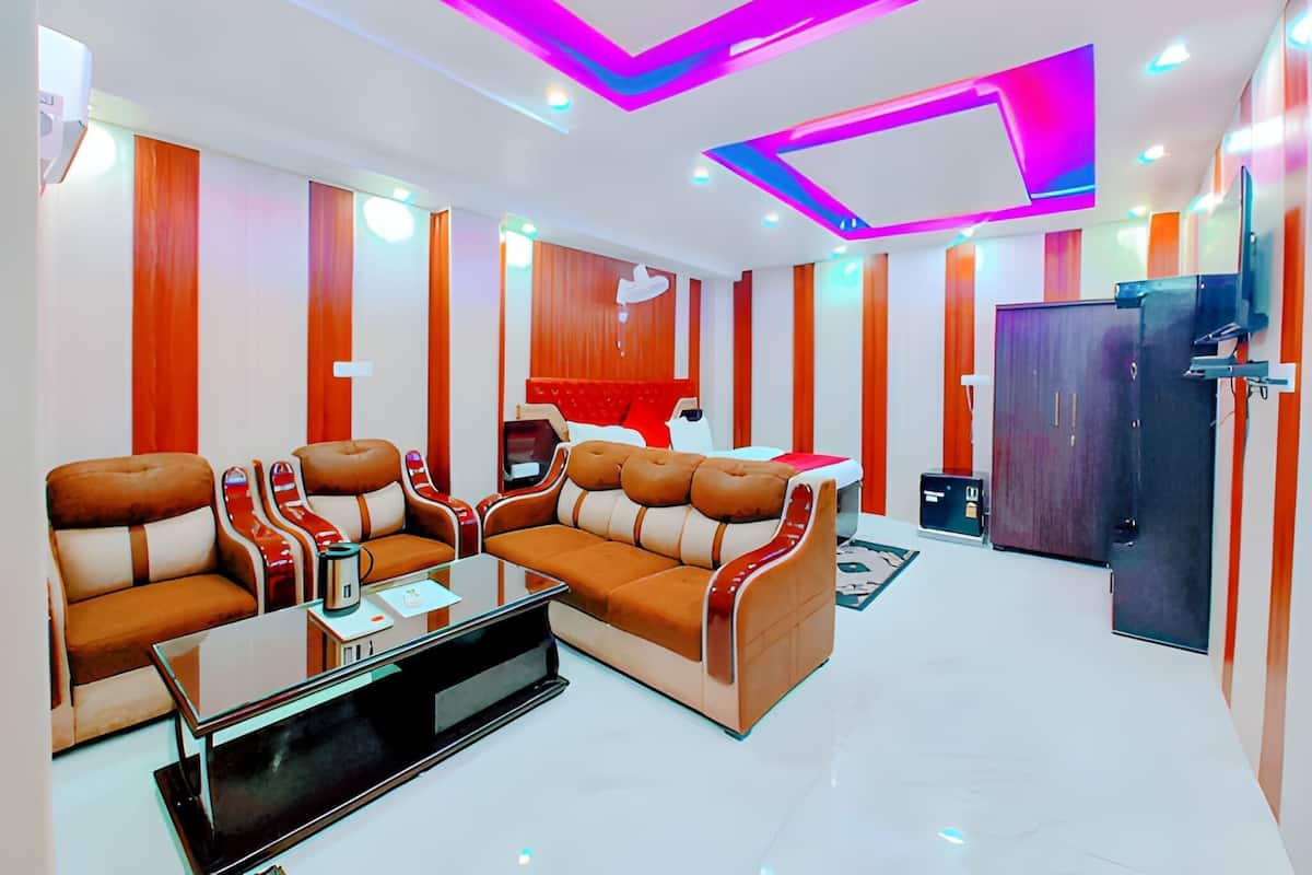 Una sala moderna con un conjunto de sofá, una mesa de centro y una televisión.