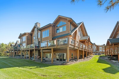 Lakefront Lodge - spacious-luxurious