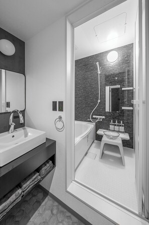 Apartment | Bathroom | Combined shower/tub, free toiletries, hair dryer, slippers