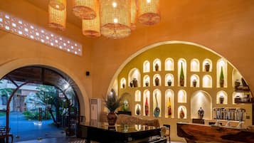 ฝ่ายต้อนรับ