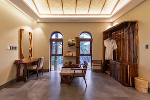 Habitación cuádruple Deluxe, 2 camas de matrimonio, vistas al jardín | Baño | Bañera y ducha independientes y cabezal de ducha con hidromasaje