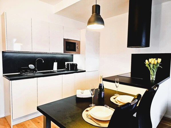 ثلاجة، ميكروويف، فرن، موقد طهي مسطح