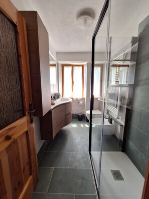 Douche, séchoir à cheveux, bidet, serviettes fournies