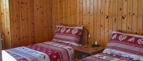 3 bedrooms, travel cot, Internet, bed sheets