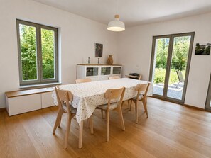 Dining - Rural idyll in a thatched-roof house with sauna (Altenkirchen)