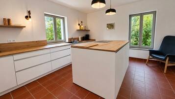 Réfrigérateur, four à micro-ondes, un four, surface de cuisson