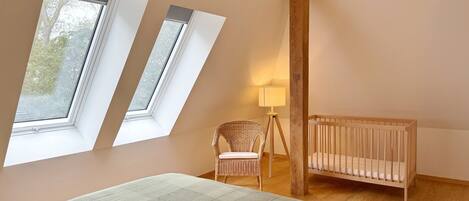 3 bedrooms, travel crib, free WiFi, bed sheets