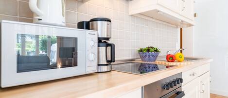 Réfrigérateur, four à micro-ondes, un four, surface de cuisson