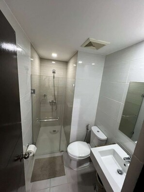 Séchoir à cheveux, serviettes fournies, savon, papier de toilette