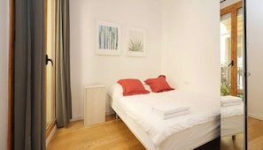 4 bedrooms, iron/ironing board, Internet, bed sheets