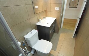 Douche, séchoir à cheveux, serviettes fournies, savon