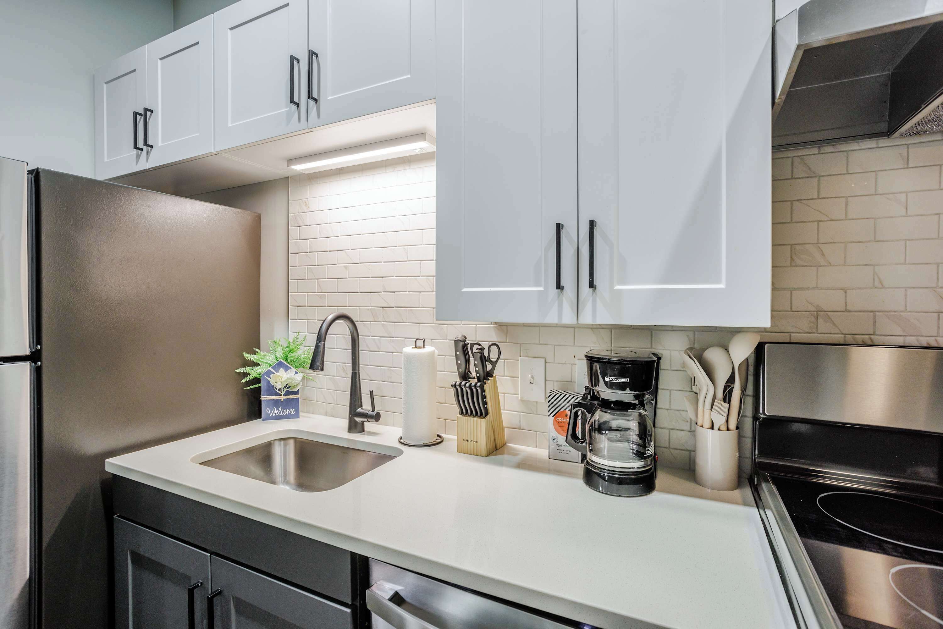 Refrigerador, microondas, horno y parrilla de estufa 