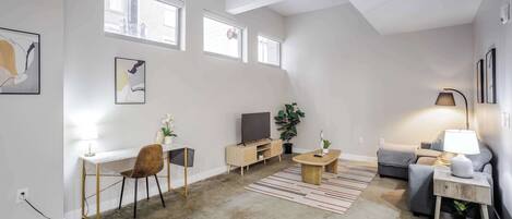 Una televisión, una oficina