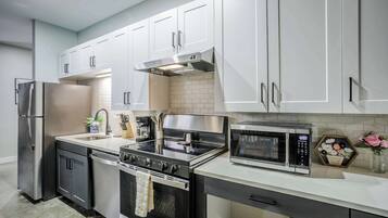 Geladeira, micro-ondas, fogão, cooktop