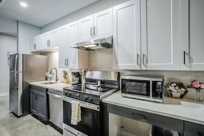 Réfrigérateur, four à micro-ondes, un four, surface de cuisson