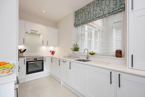 Fridge, microwave, dishwasher, toaster - Chelsea Mansions, by Veeve (London)