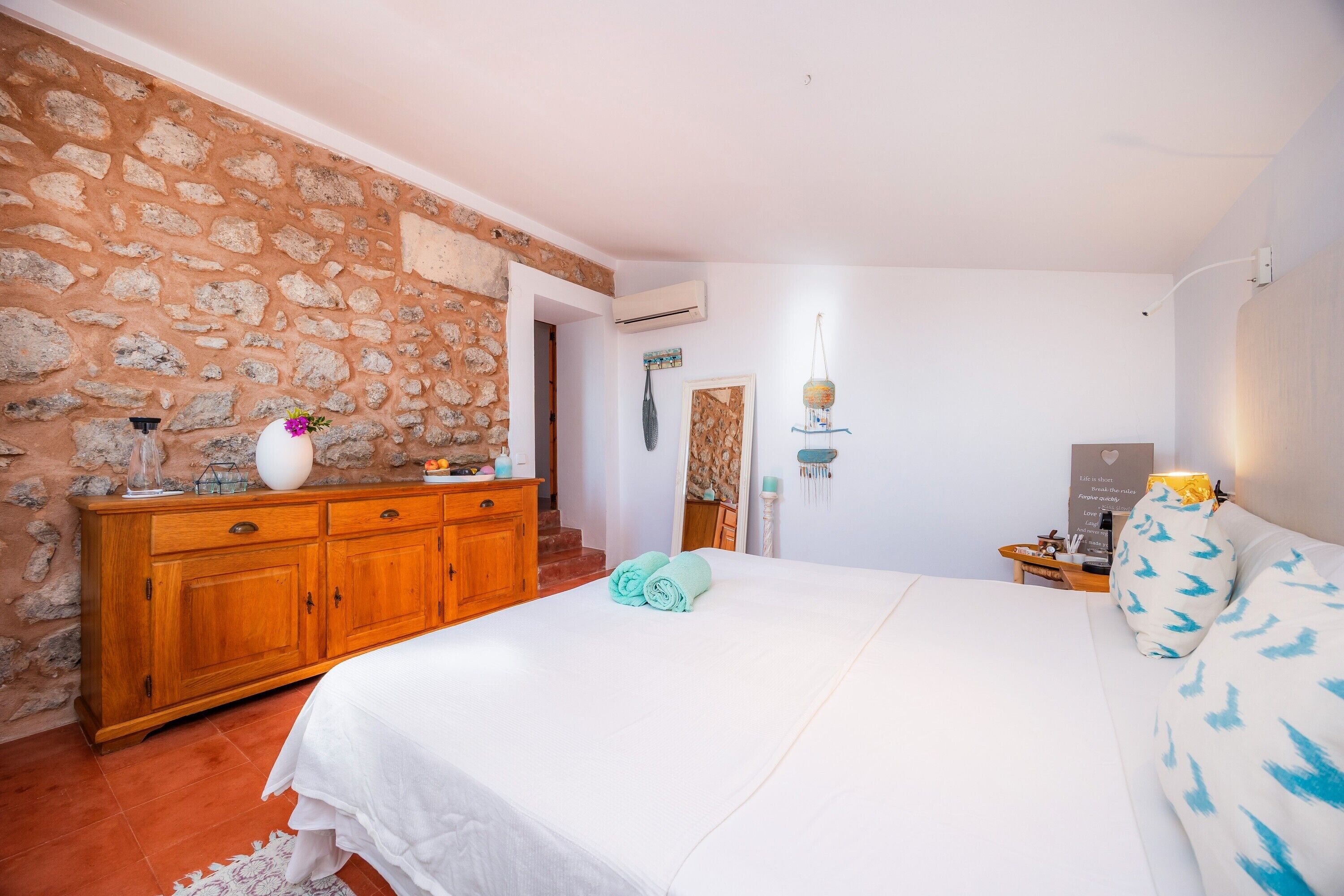 Iron/ironing board, WiFi, bed sheets, wheelchair access