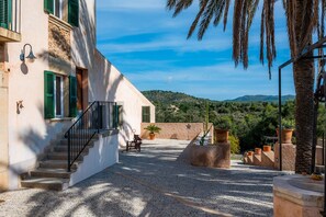 المنطقة المحيطة بالمنشأة