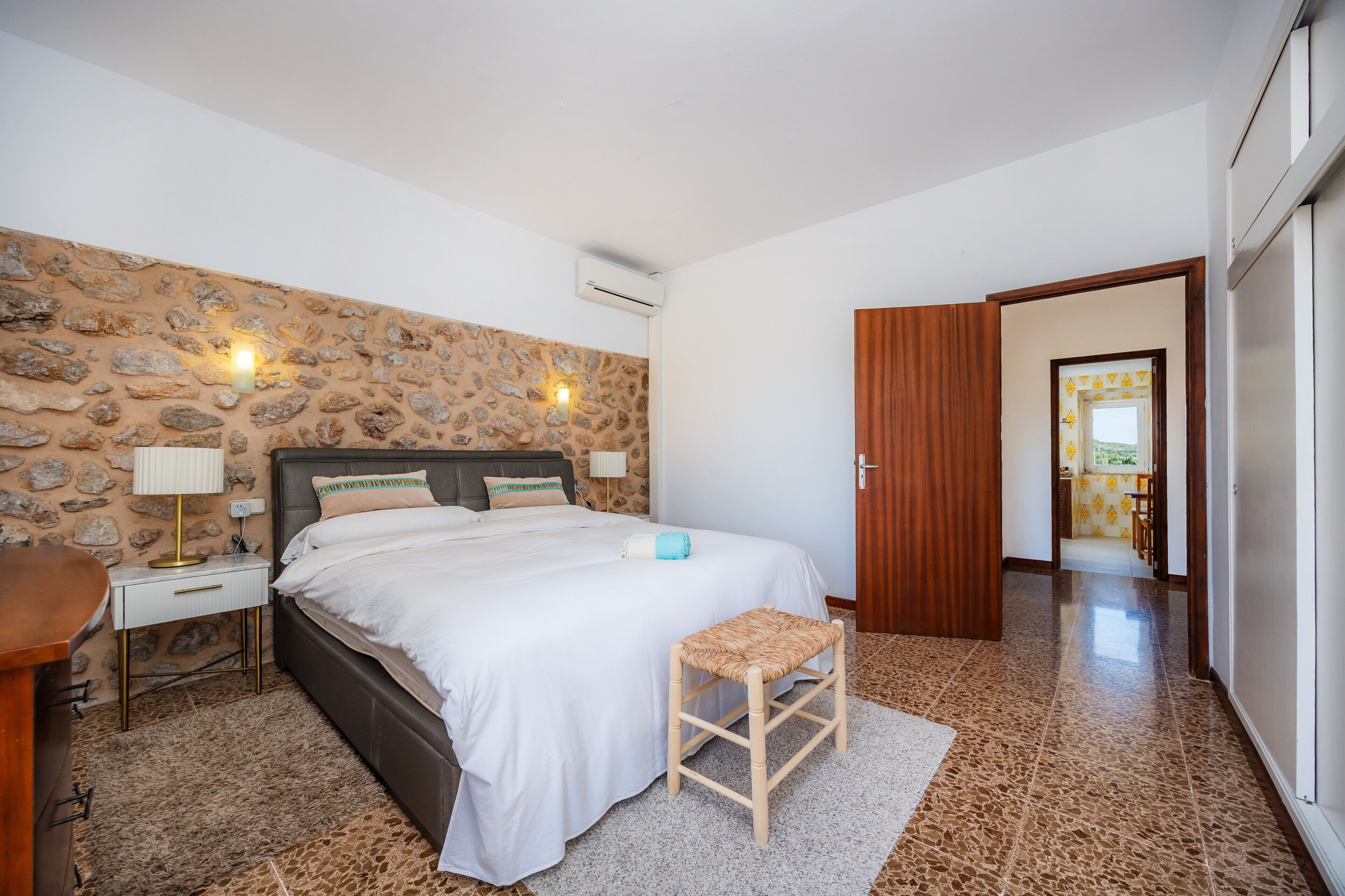 Tabla de planchar con plancha, wifi y ropa de cama 