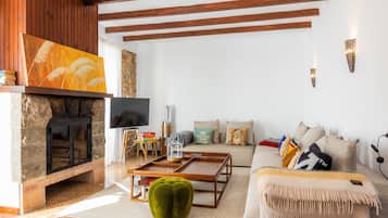 Een televisie en een open haard