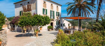 Apartment 'First Floor' with Shared Pool, Wi-Fi and Air Conditioning