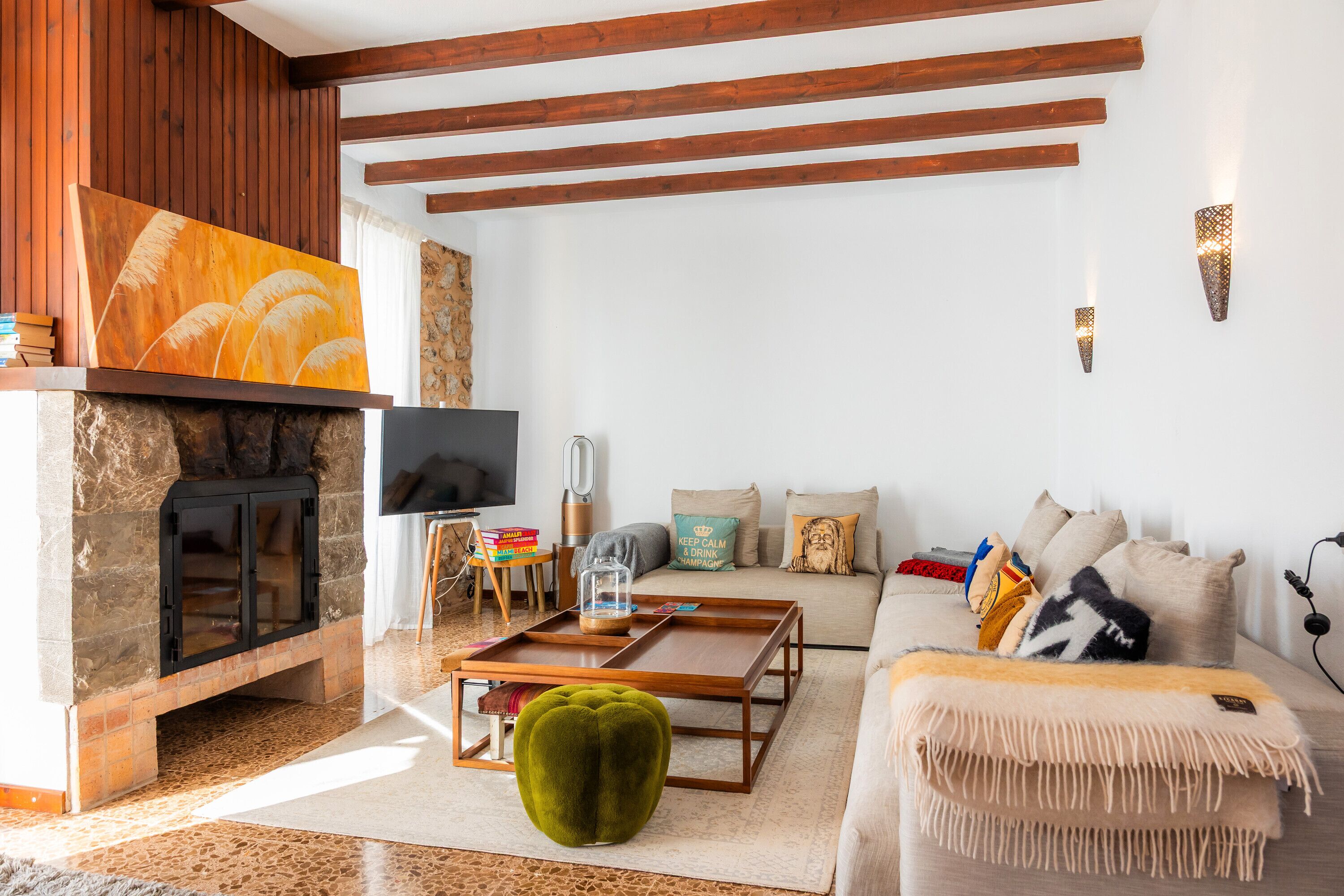 Een televisie en een open haard