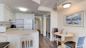 Condo, 1 habitación, vista al océano | Cocina privada | Refrigerador con congelador, microondas, horno y parrilla de estufa