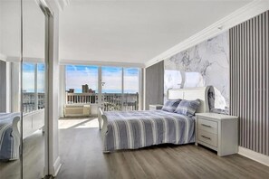 公寓客房, 1 間臥室, 海景 | 房內夾萬、書桌、手提電腦工作空間、遮光窗簾/窗簾