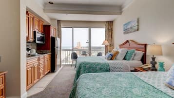 Appartement, 1 slaapkamer, uitzicht op zee | Een kluis op de kamer, een bureau, een laptopwerkplek