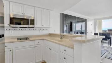 Kondominium, 1 kamar tidur, pemandangan samudra | Dapur pribadi | Lemari es besar, microwave, oven, dan kompor