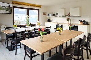 Refrigerador, parrilla de estufa y cafetera y tetera 