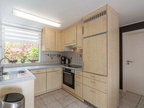 Microondas, horno, placa de cocina y lavavajillas