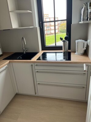 Réfrigérateur, four, plaque de cuisson, lave-vaisselle