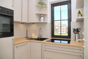 Fridge, oven, stovetop, dishwasher