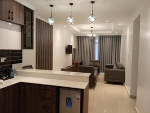 Deluxe-Studio | Wohnbereich | 32-Zoll-Smart-TV mit Digitalempfang