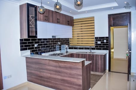 Refrigerador, microondas, tetera/pava eléctrica, utensilios de cocina