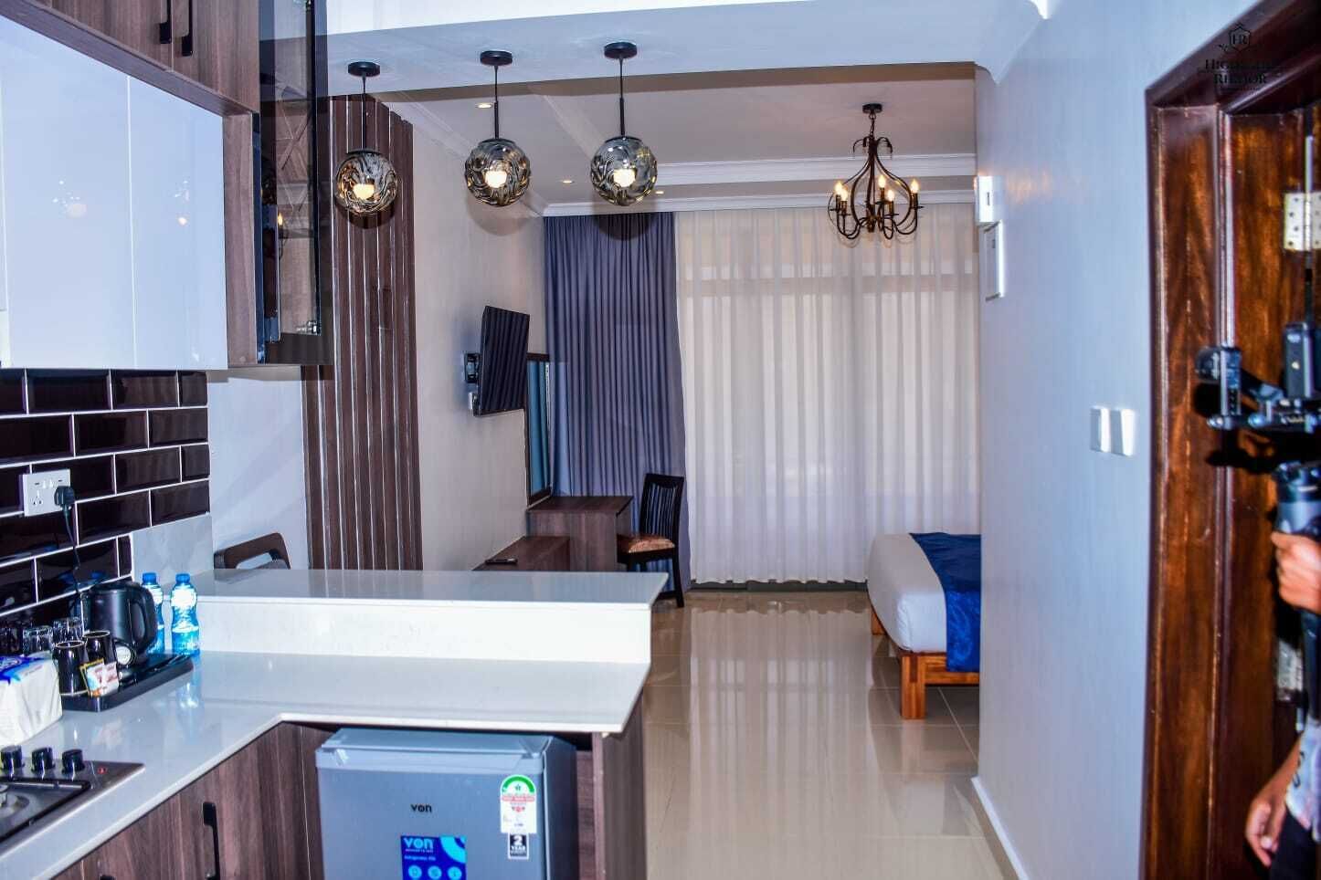 Deluxe Studio | Private kitchen | Fridge, microwave, electric kettle, cookware/dishes/utensils
