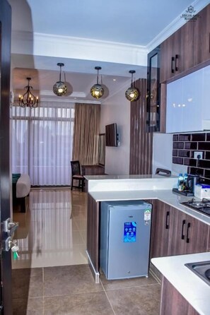 Studio Deluxe | Cuisine privée | Réfrigérateur, micro-ondes, bouilloire électrique