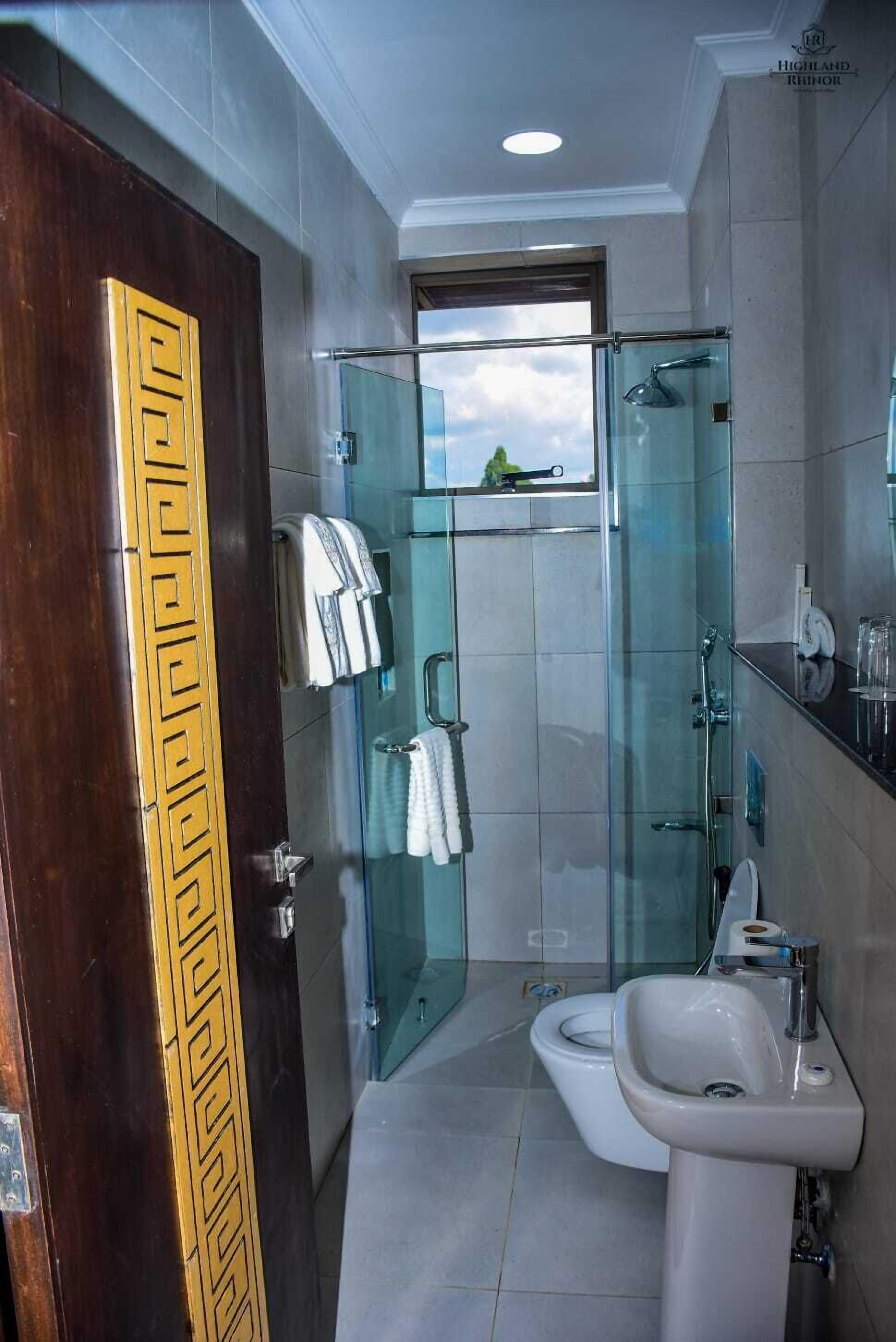 Deluxe studio | Badkamer | Een douche, gratis toiletartikelen, badjassen, pantoffels