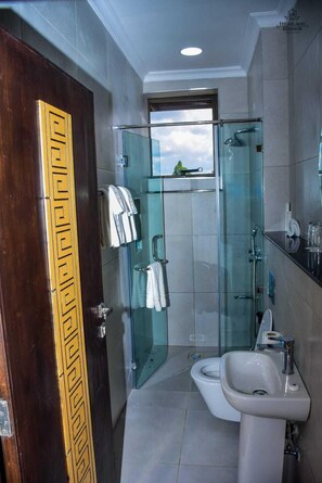 Deluxe Studio | Bathroom