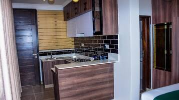 Studio Deluks | Dapur pribadi | Lemari es, microwave, dan peralatan masak/sendok-piring