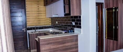 Deluxe Studio | Private kitchen | Fridge, microwave, cookware/dishes/utensils